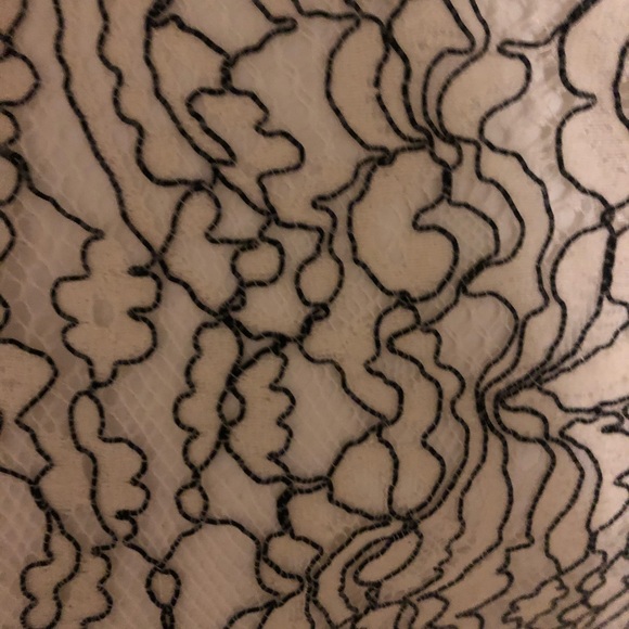 beautifully detailed lace dress - Picture 4 of 7